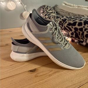 Adidas Women's Light Gray Sneakers